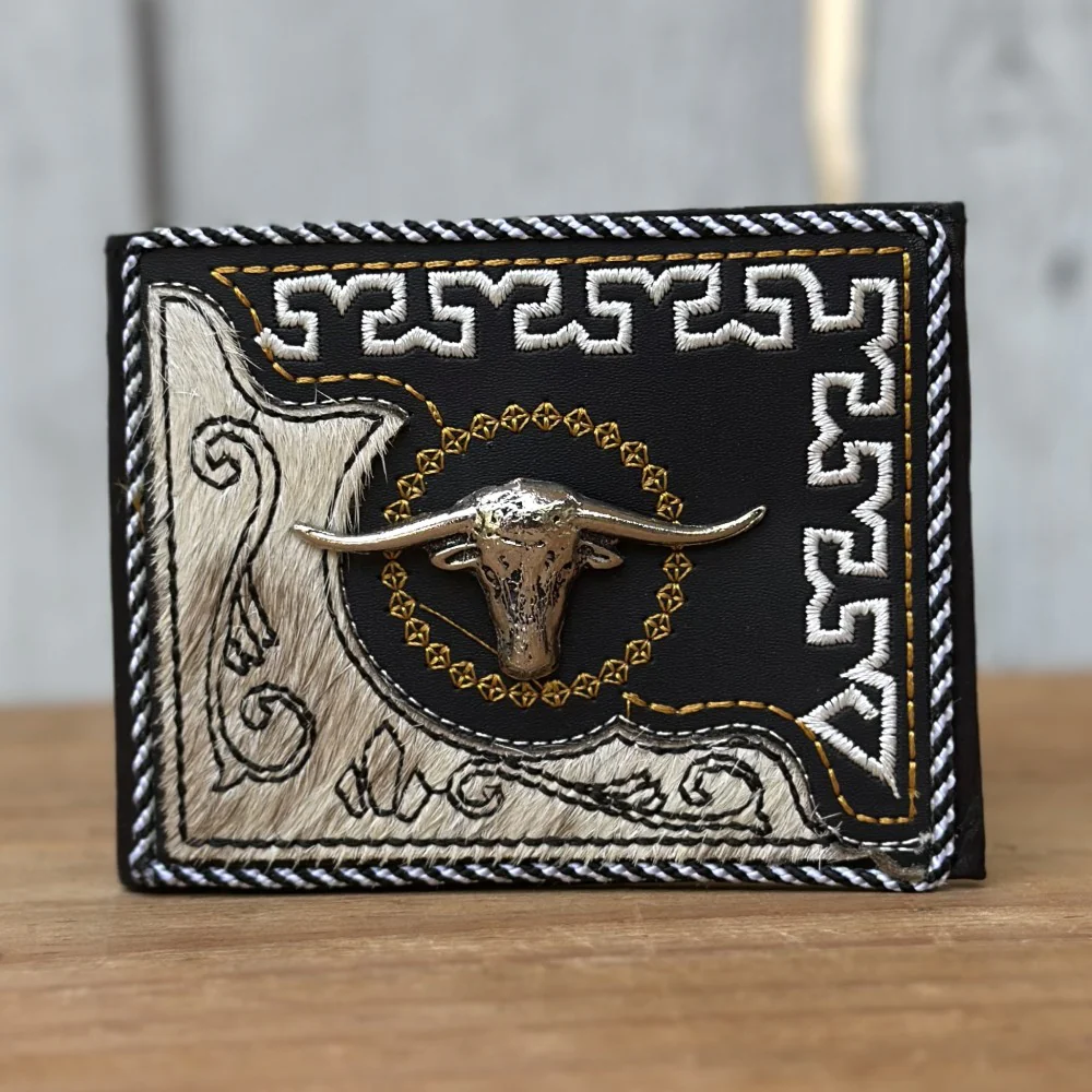 Cartera Vaquera Negra de Toro con Pelo de Res y Grecas Bordadas